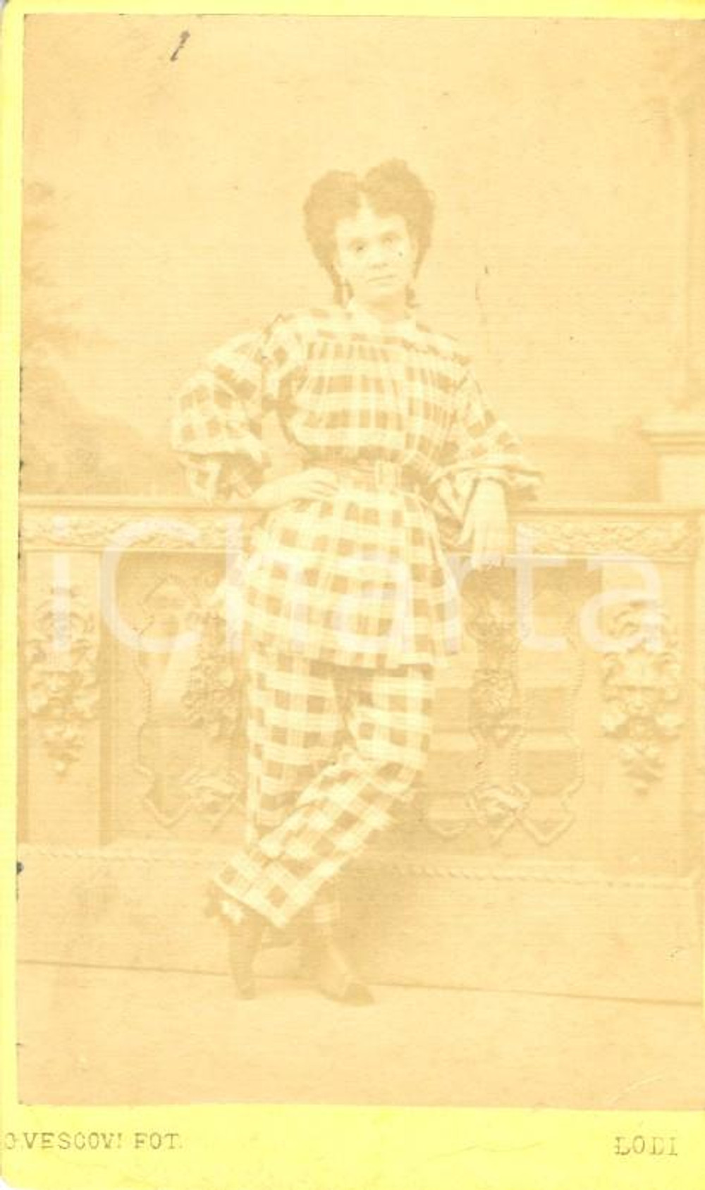 Fotografia d'epoca originale 1880 ca LODI Ritratto di donna in pantaloni *Fotografia Guglielmo VESCOVI 1