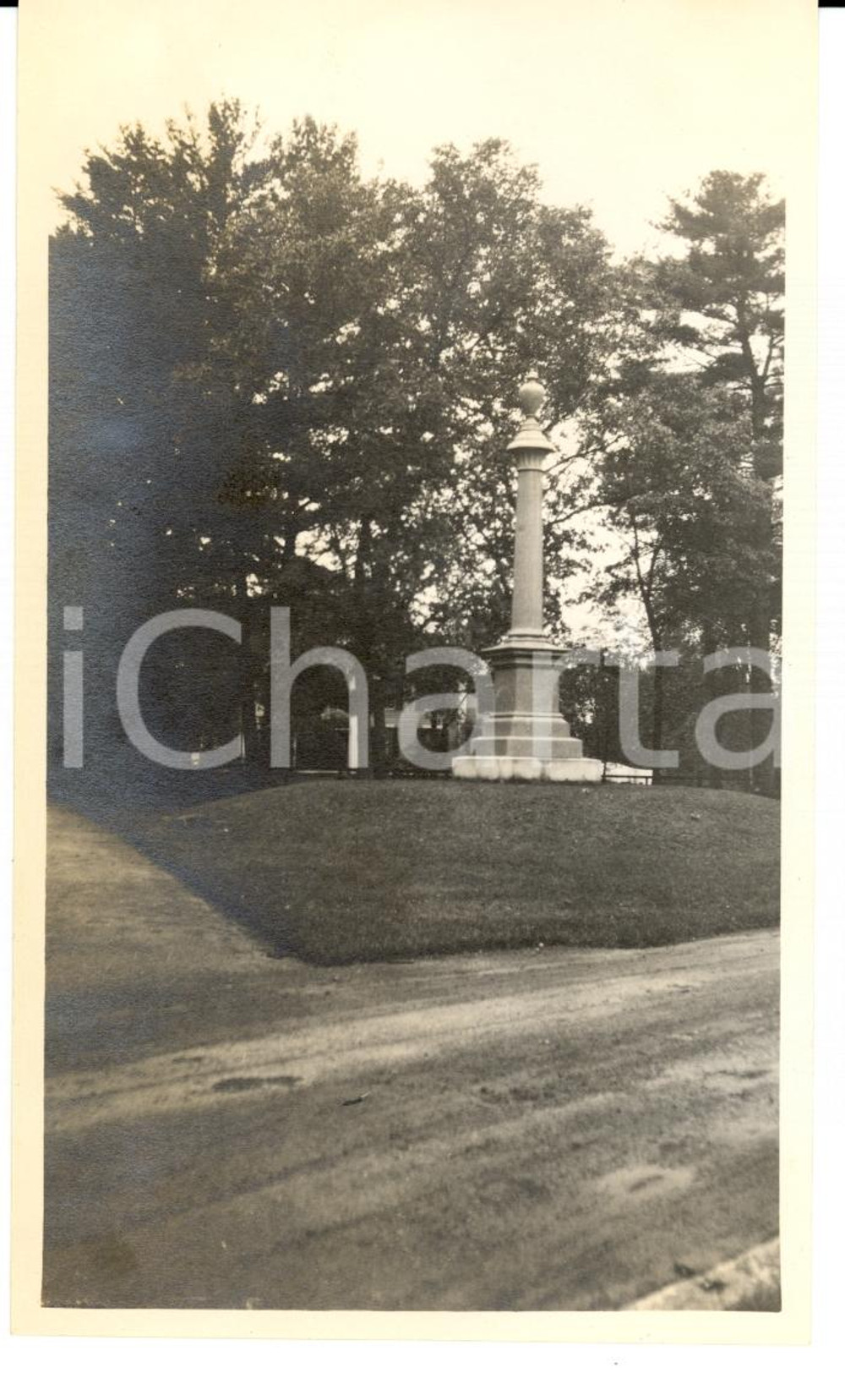 Fotografia d'epoca originale 1913 ADAMS MA (USA) Monumental column in a garden Photo 1
