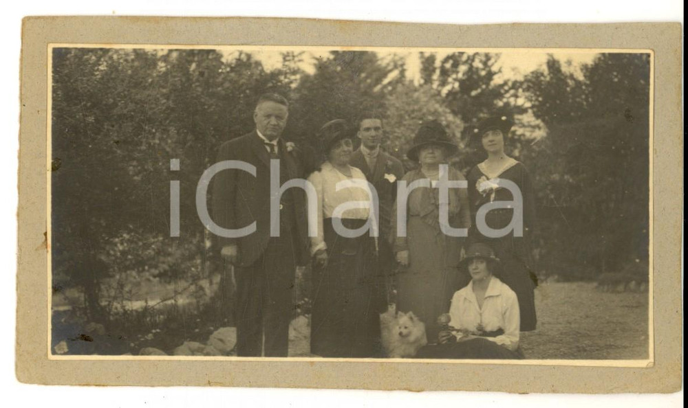 Fotografia d'epoca originale 1920 ca AREA LOMBARDA Ritratto di famiglia con cagnolino *Foto VINTAGE 1