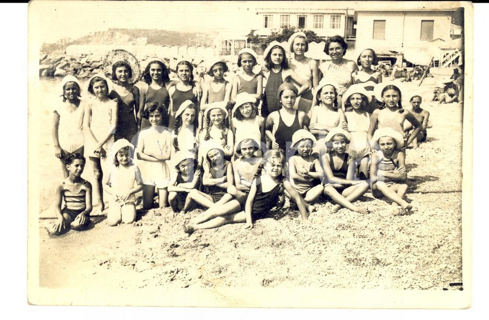 Fotografia d'epoca originale 1930 ca AREA TOSCANA Bambine di una colonia con l'insegnante *Foto FP VINTAGE 1