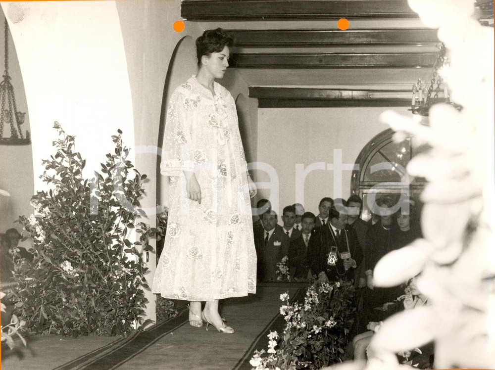 Fotografia d'epoca originale 1960 ca MILANO MODA - Modella sfila in sottoveste ricamata *Fotografia VINTAGE 1