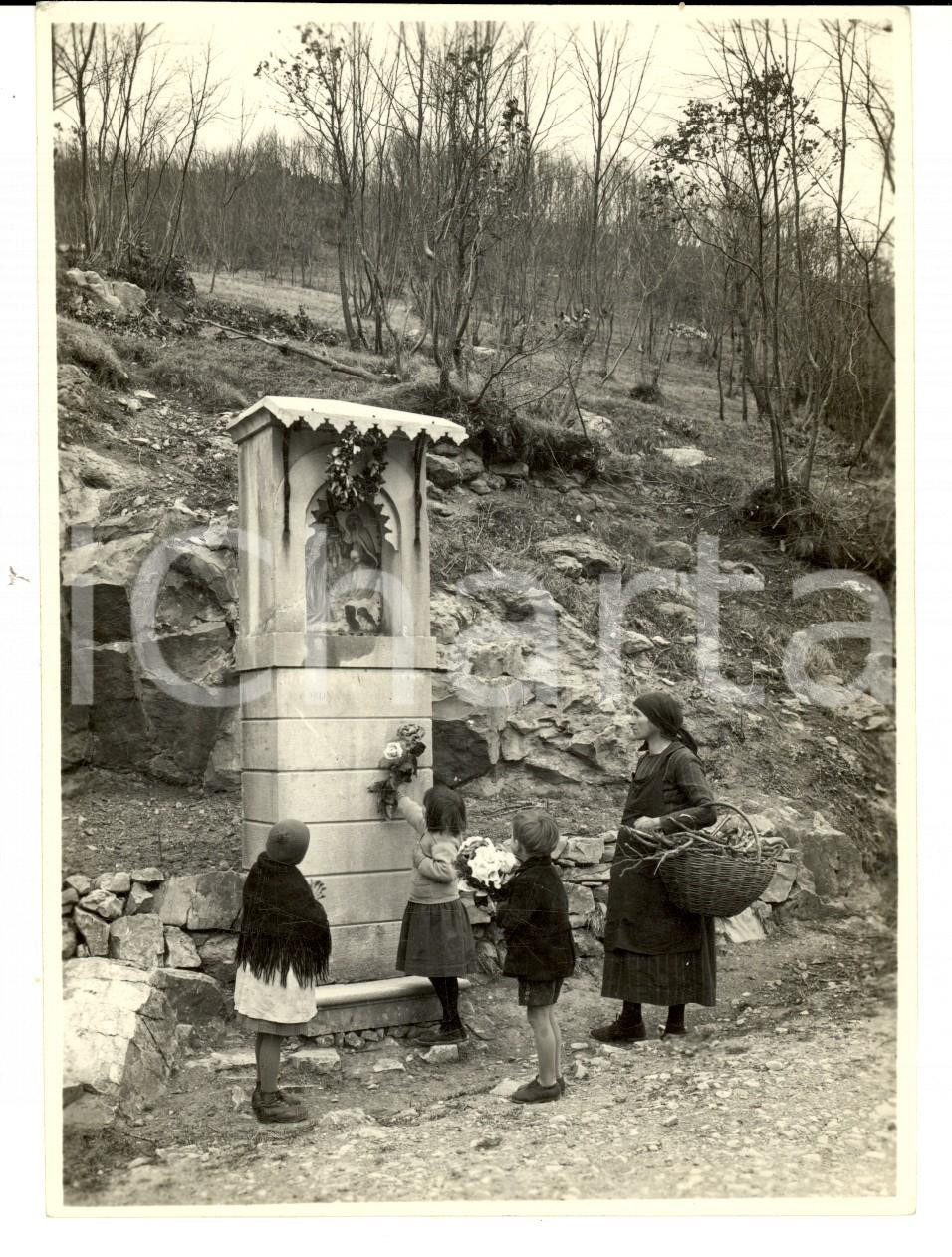 Fotografia d'epoca originale 1930 ca VARESE (?) Famiglia depone fiori alla VIA CRUCIS *Fotografia 12 x 16 1