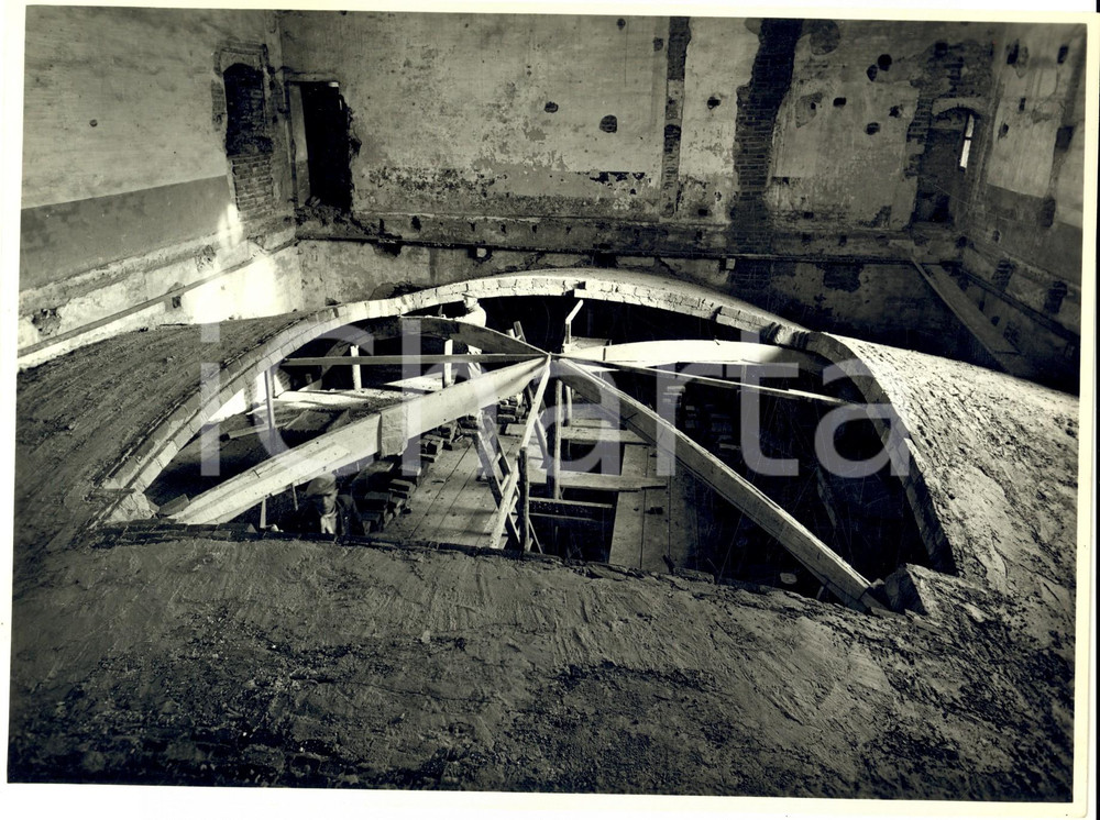 Fotografia d epoca originale 1950 PAVIA CASTELLO VISCONTEO Operai durante i restauri interni FOTO ARTISTICA 1