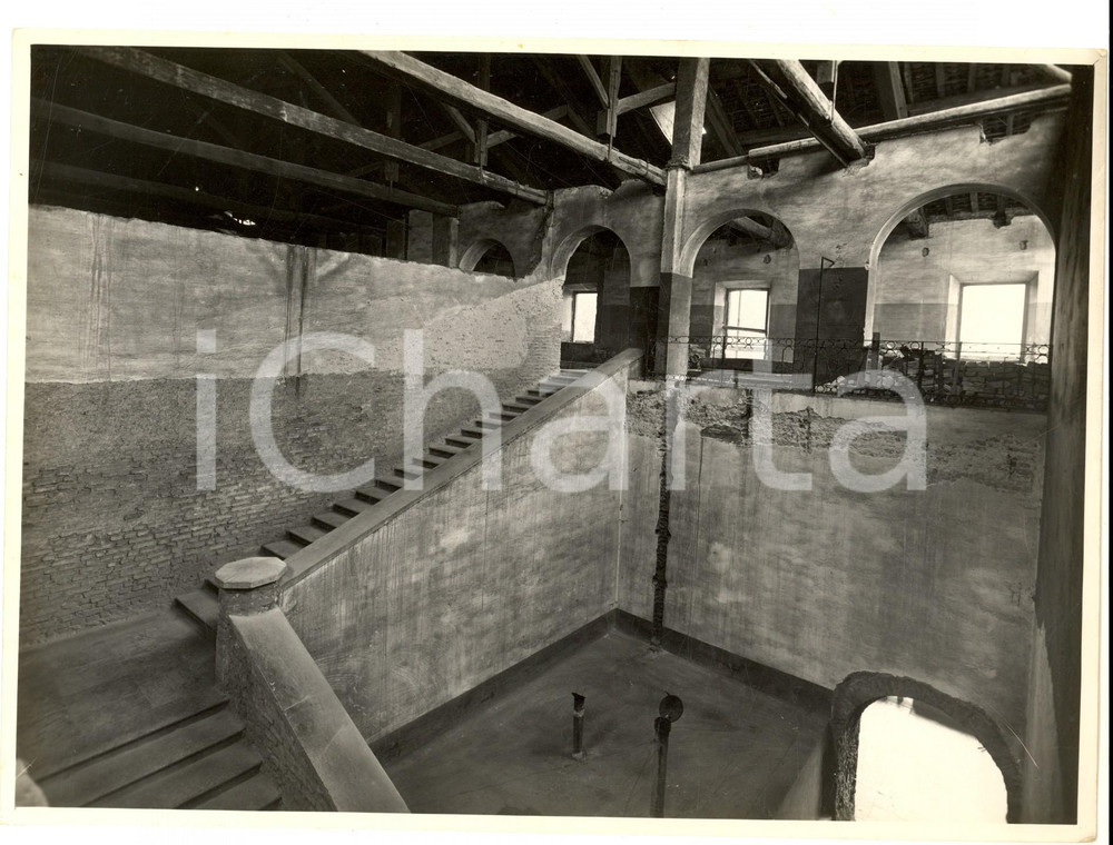 Fotografia d epoca originale 1950 ca PAVIA CASTELLO VISCONTEO Salone durante un restauro FOTO ARTISTICA 1
