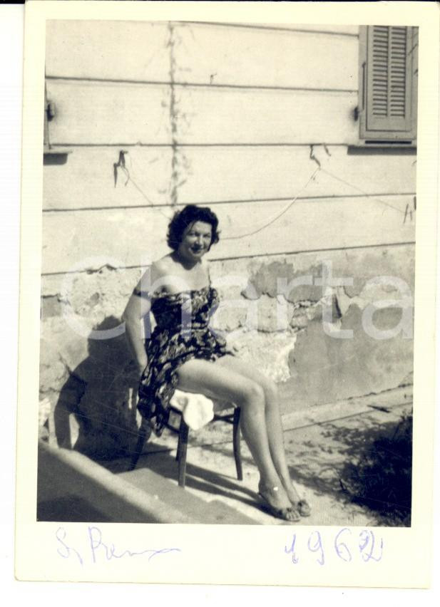 Fotografia d epoca originale 1962 SANREMO IM Tintarella in cortile Fotografia 7x10 EROTICA VINTAGE 1