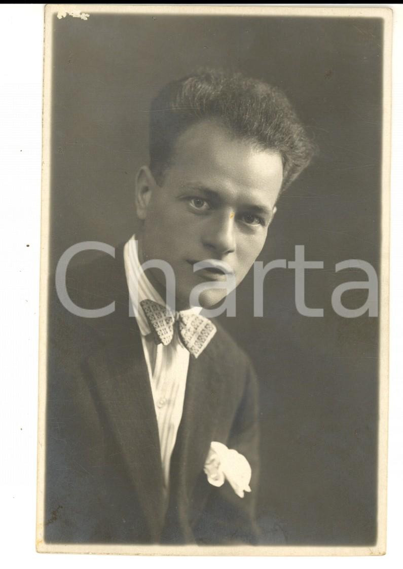 Fotografia d'epoca originale 1920 ca  CONEGLIANO (TV) Giovane uomo con papillon a quadretti *Foto DARIOS 1