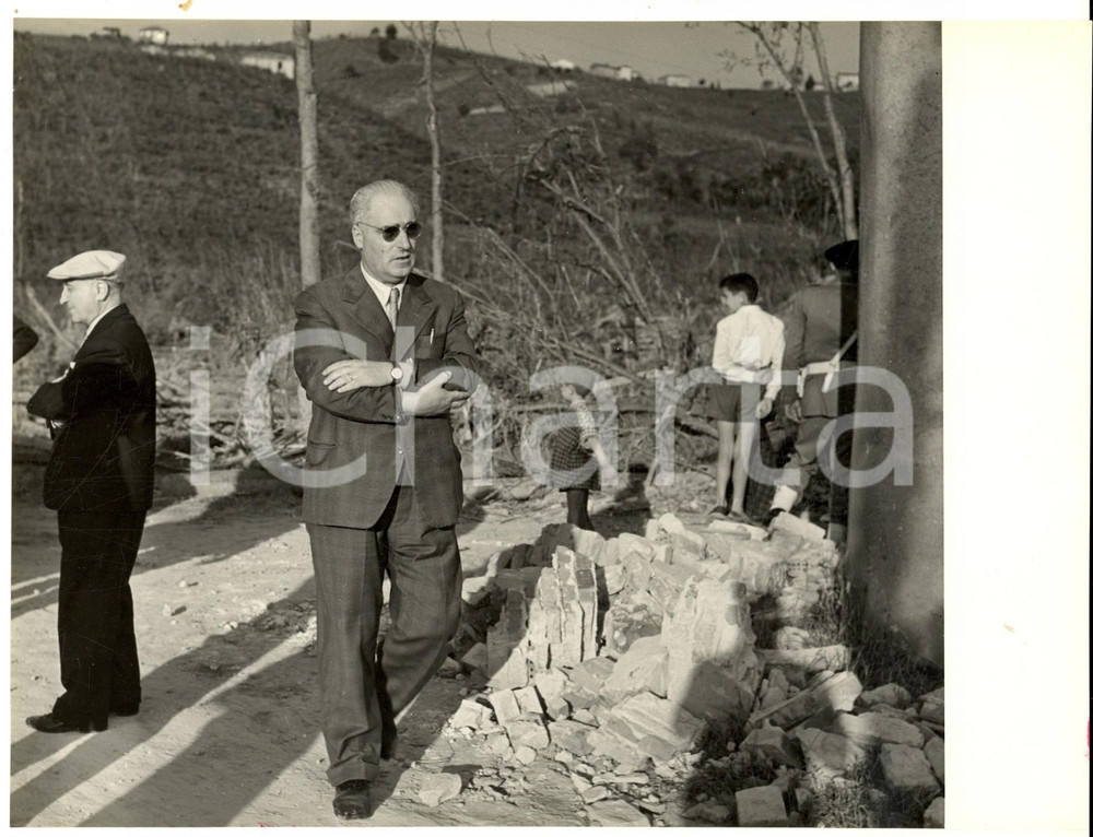 Fotografia d'epoca originale 1957 ROBECCO PAVESE Tornado - AutoritÃ  e ingegneri valutano i danni *Foto 1