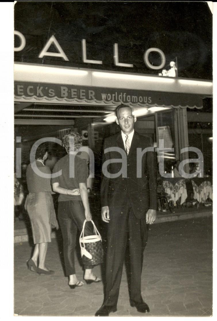 Fotografia d epoca originale 1950 ca RAPALLO Passeggiata davanti al GRAN CAFFE  RAPALLO Fotografia VINTAGE 1