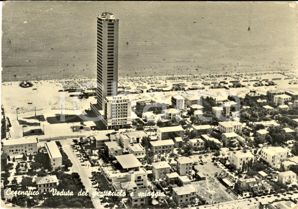 Cartolina originale da collezione 1955 ca CESENATICO FC Veduta grattacielo e spiaggia 1