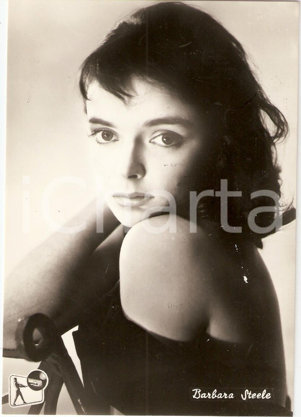 Cartolina originale da collezione 1958 BARBARA STEELE Fotografia seriale UNO STRANIERO A CAMBRIDGE FG NV 1