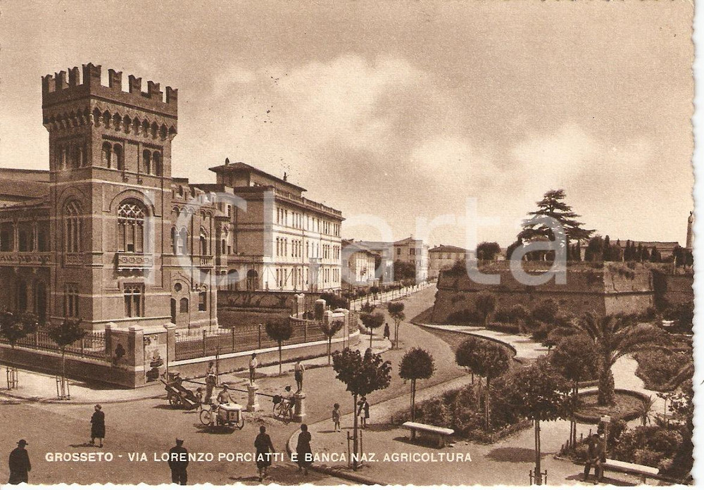 Cartolina originale da collezione 1951 GROSSETO Via Lorenzo PORCIATTI e BANCA NAZIONALE D'AGRICOLTURA *FG VG 1