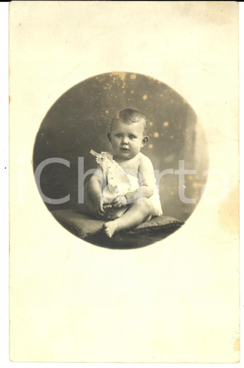 Fotografia d'epoca originale 1920 ca GALLARATE (VA) Ritratto di bambino con abito in pizzo Foto A. BEVILACQUA 1