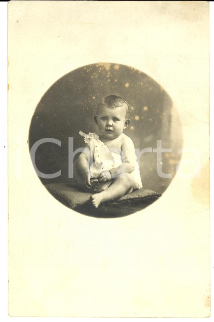 Fotografia d epoca originale 1920 ca GALLARATE VA Ritratto di bambino con abito in pizzo Foto A. BEVILACQUA 1
