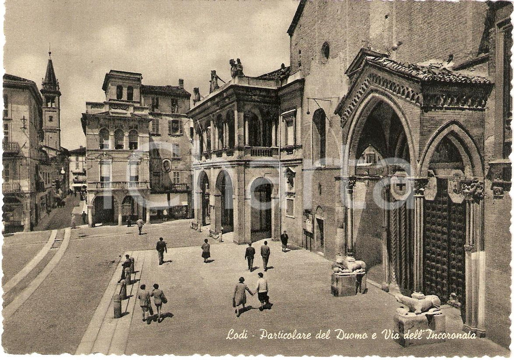 Cartolina originale da collezione 1950 ca LODI Facciata Duomo e Via dell'INCORONATA *Cartolina ANIMATA FG VG 1
