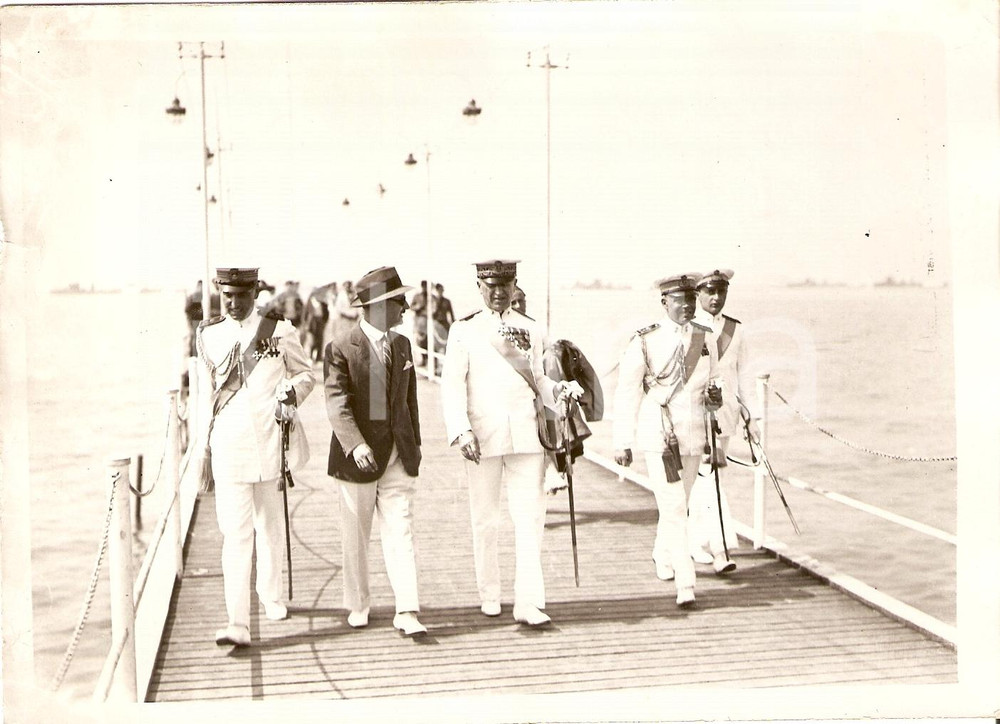 Fotografia d'epoca originale 1930 ca CIVITAVECCHIA (?) Alti ufficiali REGIA MARINA su un pontile *Foto 18x13 1