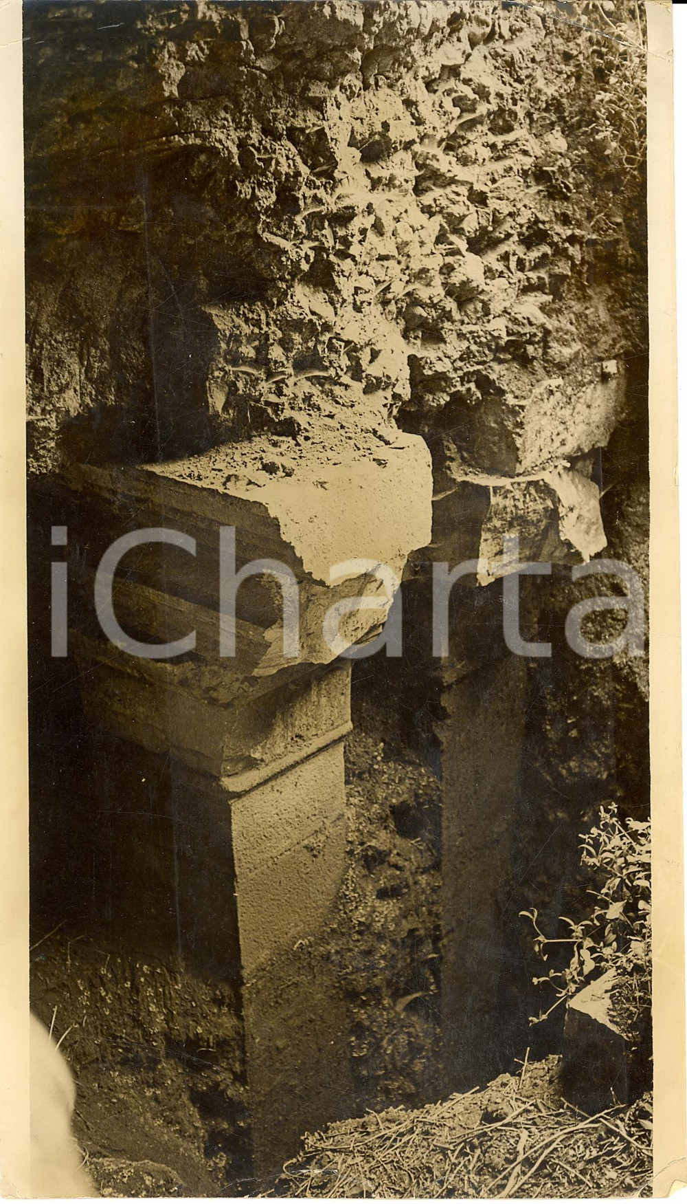 Fotografia d'epoca originale 1937 POMPEI (NA) Primi scavi Pilastri pietra vesuviana 1