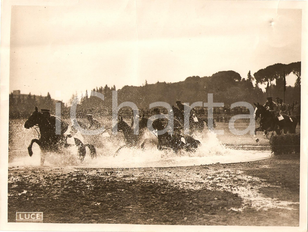 Fotografia d'epoca originale 1938 ROMA IPPICA Ufficiali a cavallo durante un guado *Foto LUCE DANNEGGIATA 1