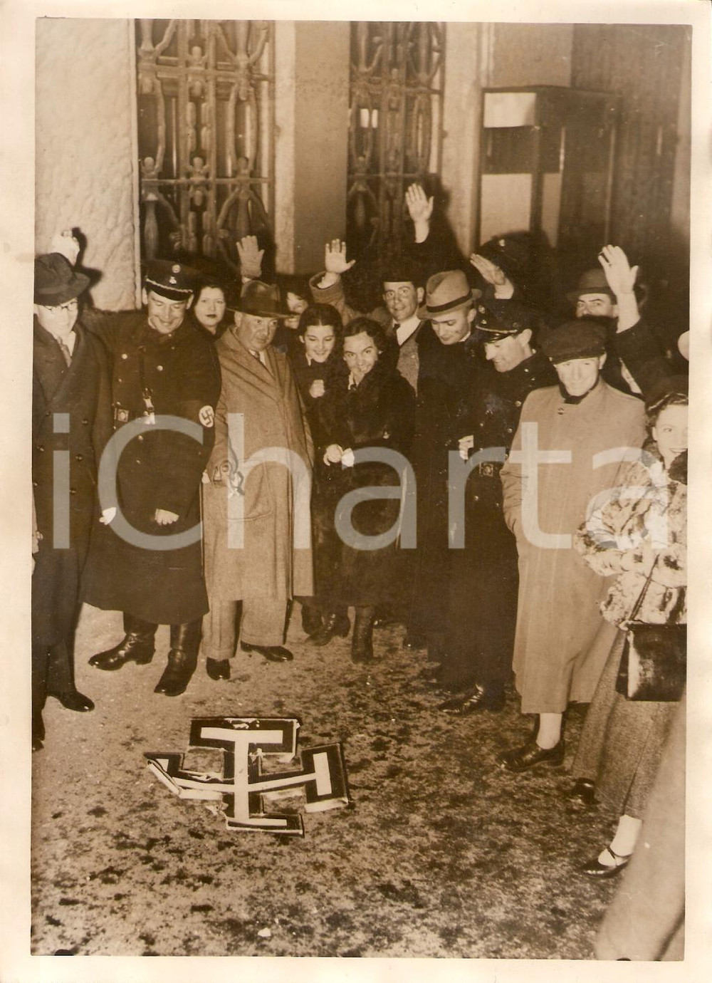 Fotografia d'epoca originale 1938 Vienna, annessione, svastica e saluto nazista 1