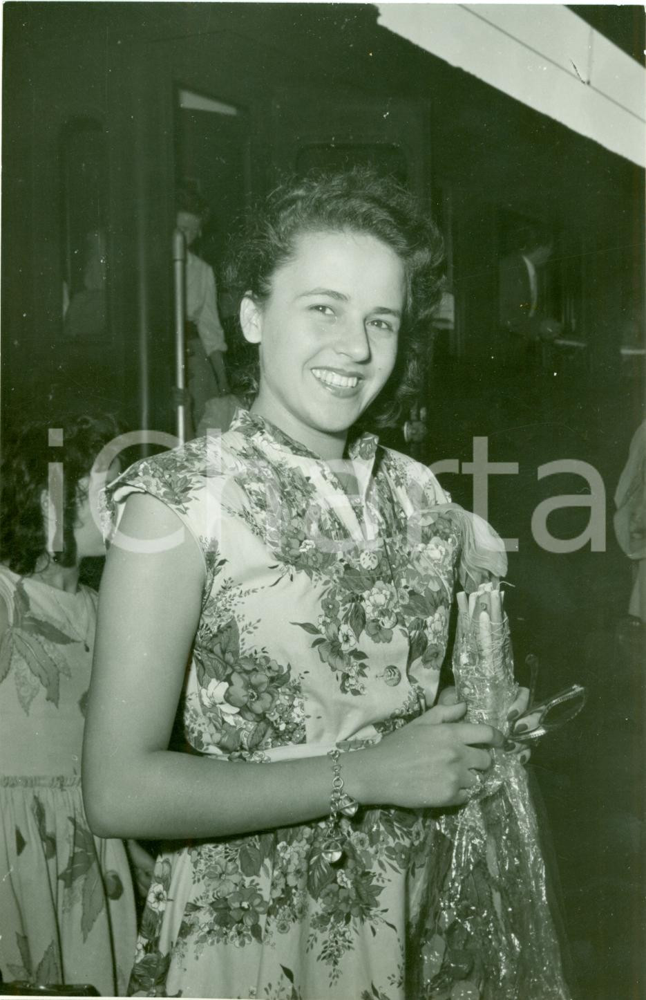Fotografia d'epoca originale 1940 ca FIRENZE Arrivo di un'attrice in stazione con mazzo di fiori *Foto 12x17 1