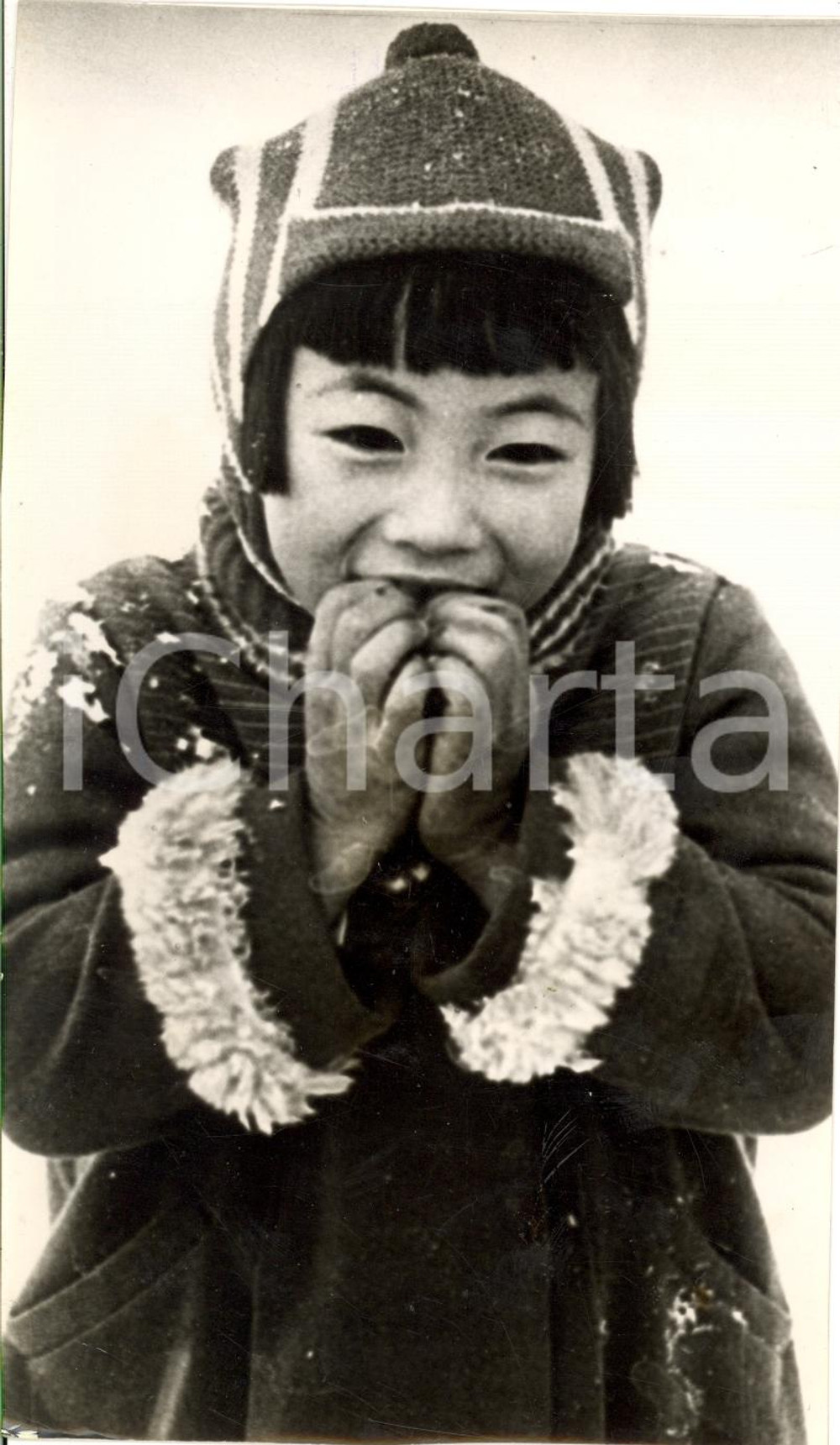 Fotografia d'epoca originale 1943 TOKYO Bambina infreddolita per inverno in GIAPPONE 1