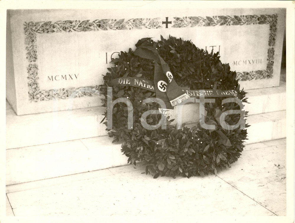 Fotografia d epoca originale 1935 ca ROMA Corona fiori per i CADUTI da parte della stampa tedesca FOTO 1