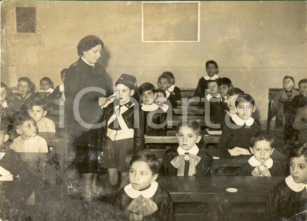 Fotografia d epoca originale 1940 MILANO Piccolo BALILLA recita lezione in classe Fotografia DANNEGGIATA 1