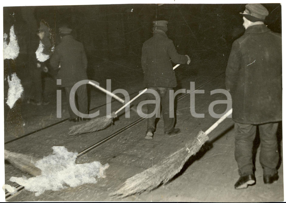 Fotografia d epoca originale 1934 MILANO Gli spazzini notturni all opera Fotografia DANNEGGIATA 1