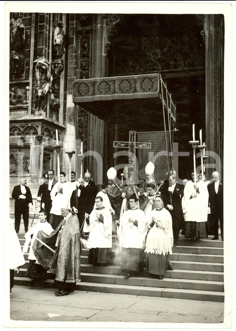 Fotografia d epoca originale 1939 MILANO Cardinal SCHUSTER esce dal Duomo col SANTO CHIODO Fotografia 1