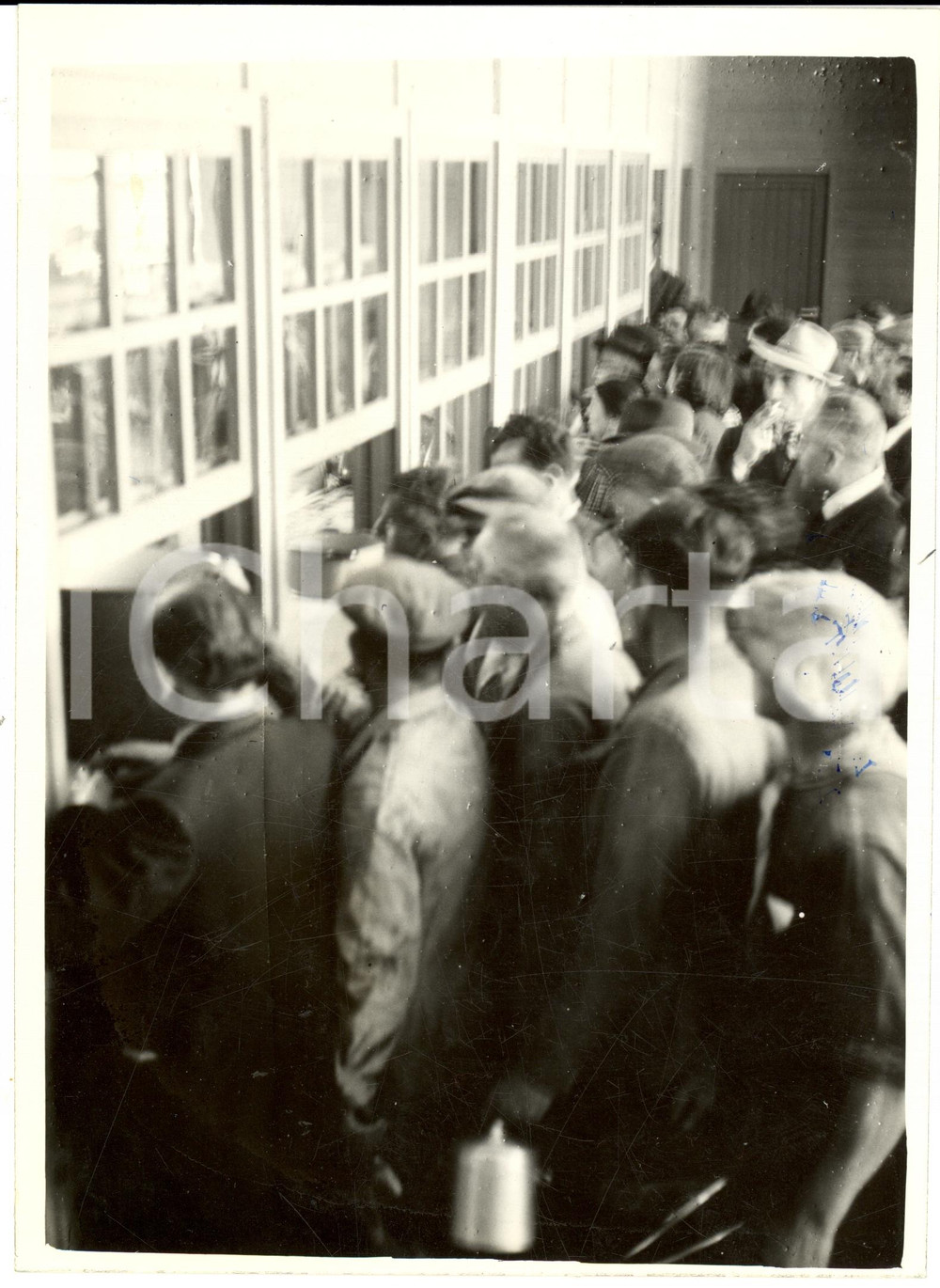 Fotografia d epoca originale 1940 ca MILANO Folla alla mensa collettiva di viale MONTENERO Fotografia 1