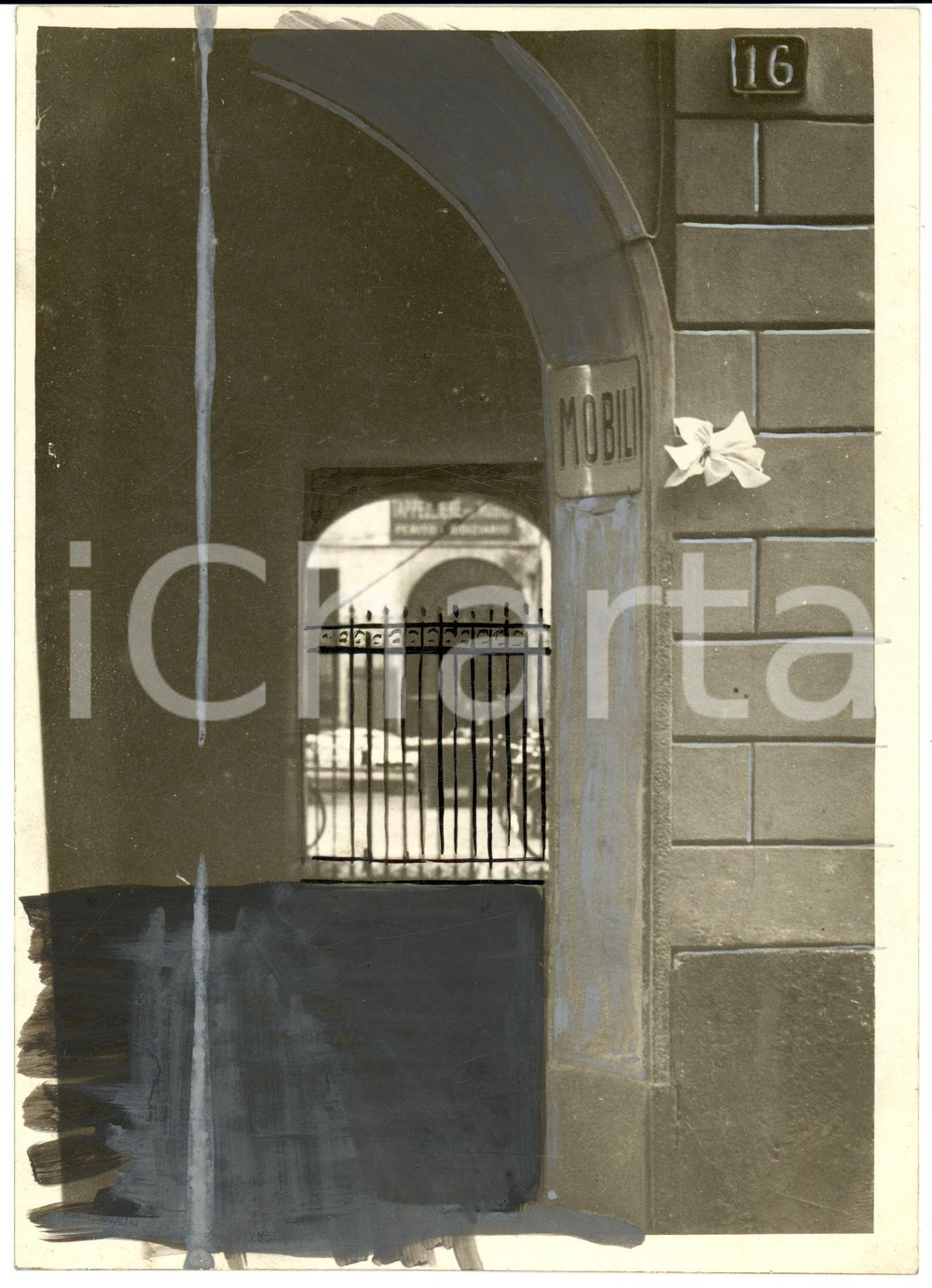 Fotografia d epoca originale 1940 ca MILANO Fiocco bianco al portone indica un lieto evento Fotografia 1