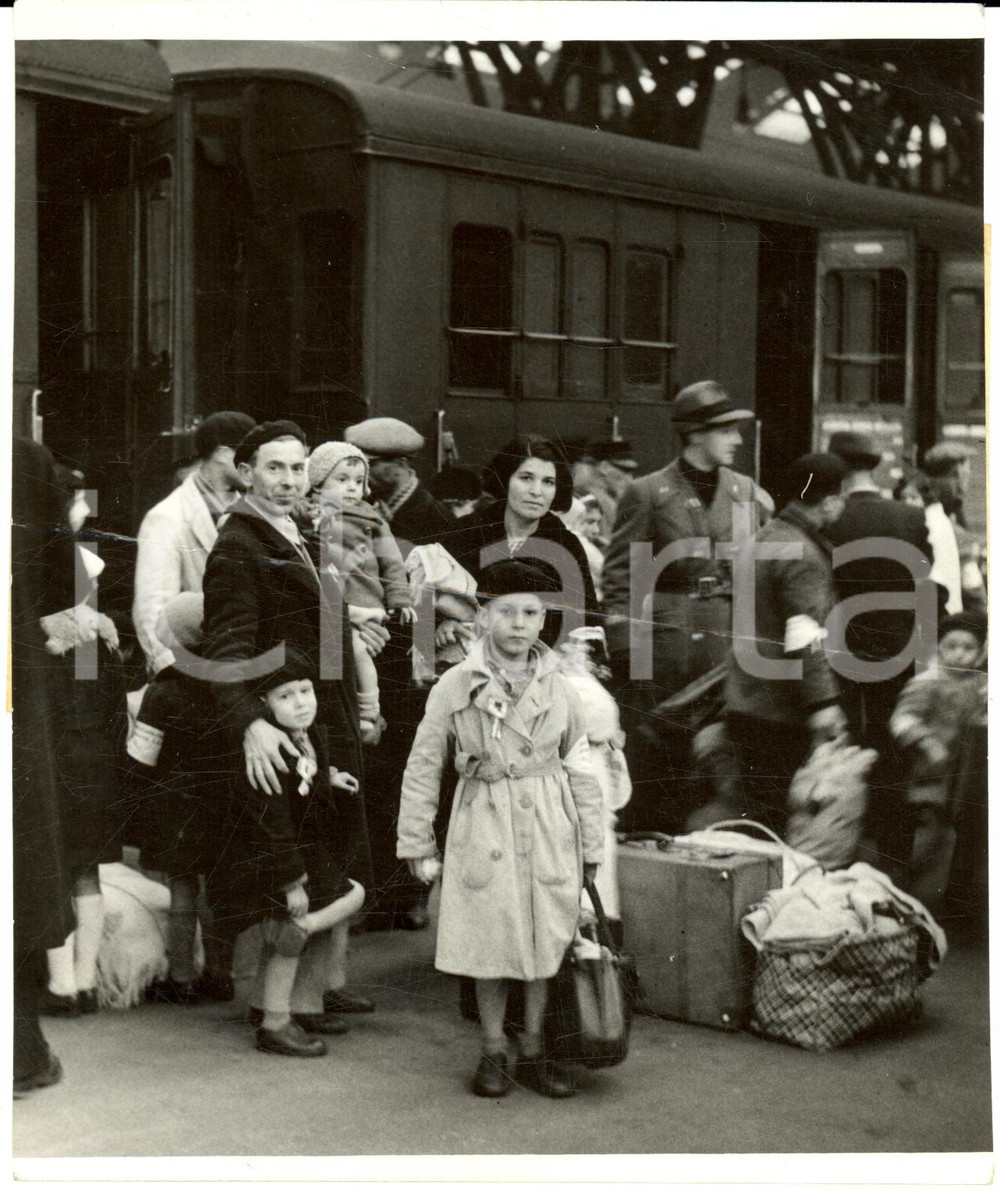 Fotografia d epoca originale 1939 MILANO Famiglie numerose espulse da TUNISI arrivano alla stazione Foto 1