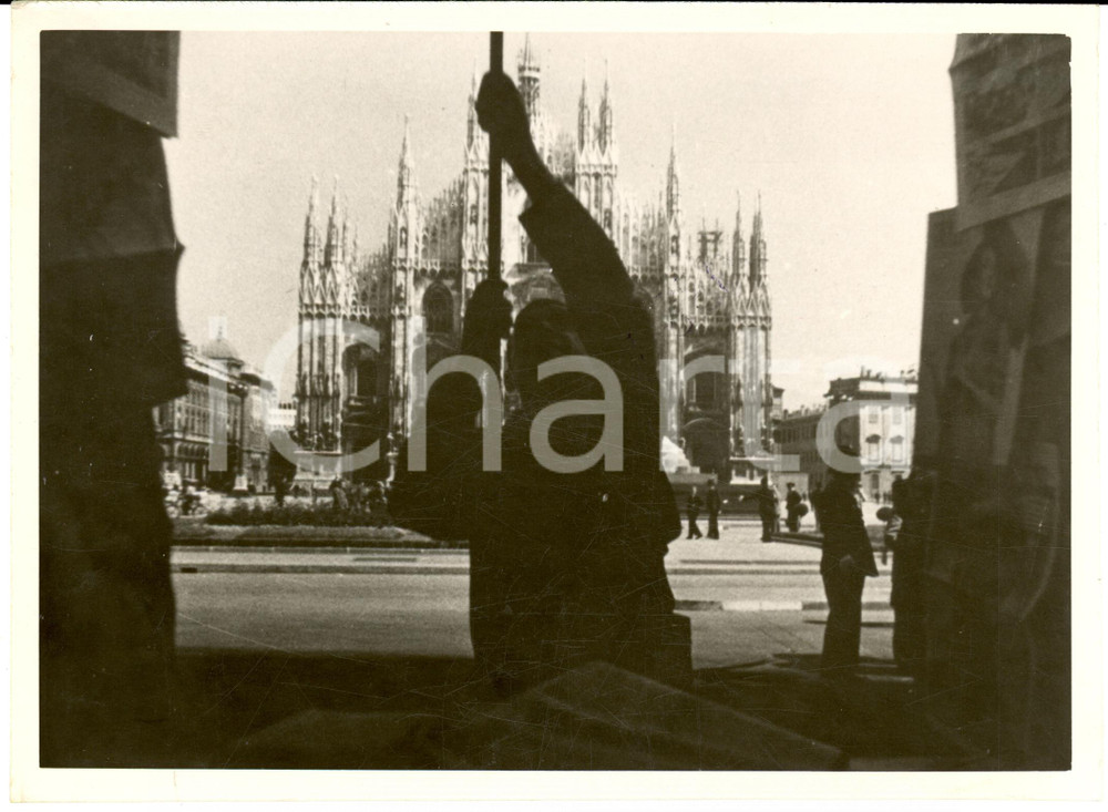 Fotografia d epoca originale 1935 ca MILANO Piazza DUOMO Lo spegnimento dei lampioni Foto 18x13 cm 1