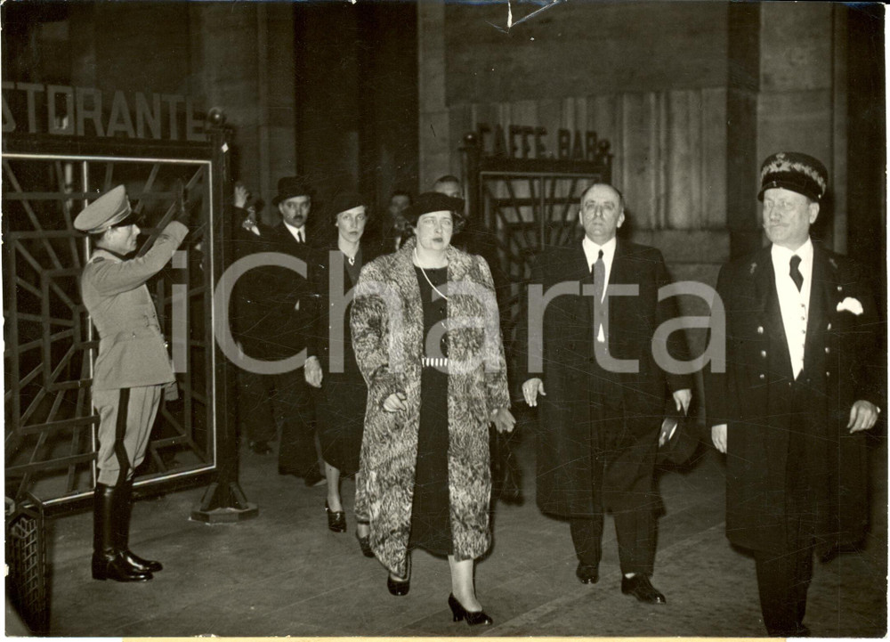 Fotografia d epoca originale 1938 MILANO Regina Maria di JUGOSLAVIA ristorante STAZIONE CENTRALE Fotografia 1