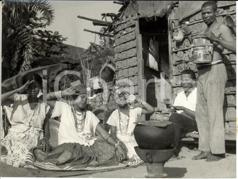 Fotografia d epoca originale 1940 AFRICA Le danzatrici sacre al ritmo dei tamburi FOTOGRAFIA 1