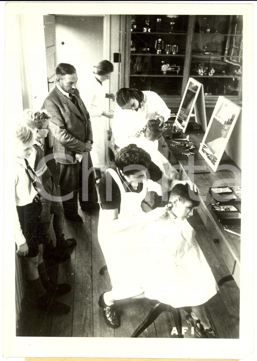 Fotografia d epoca originale 1941 RENDSBURG DE Allieve scuola coloniale imparano arte del parrucchiere Foto 1