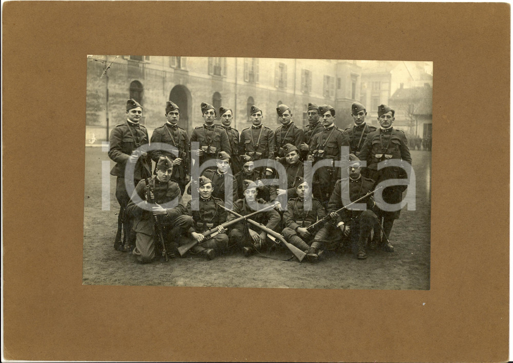 Fotografia d epoca originale 1920 ca REGIO ESERCITO Allievi ufficiali nel cortile di una caserma Foto 25x18 1