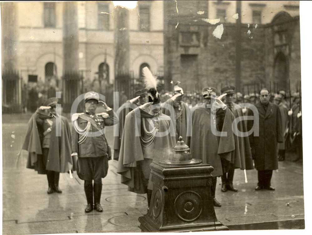 Fotografia d epoca originale 1934 MILANO AutoritÃ  rendono omaggio a Monumento Caduti Foto DANNEGGIATA 1