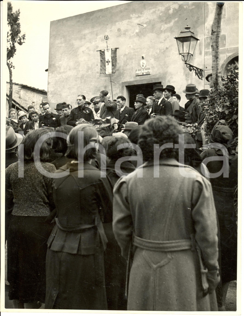 Fotografia d epoca originale 1938 CAMPAGNA FIORENTINA Distribuzione tessere OND in un Dopolavoro rurale FOTO 1