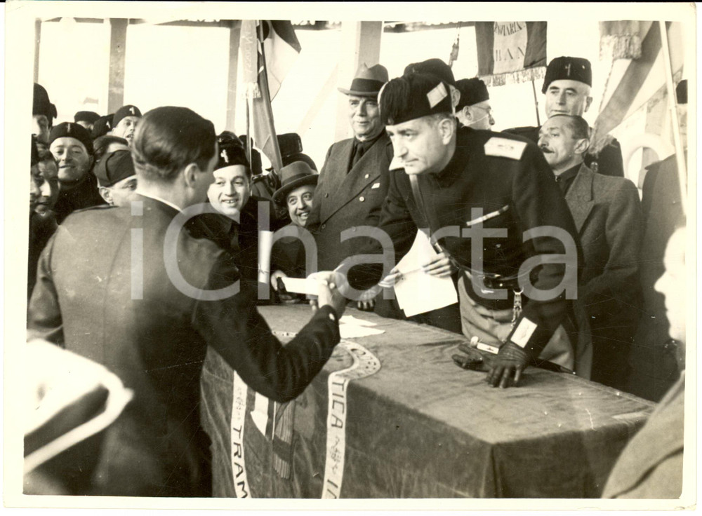 Fotografia d epoca originale 1938 MILANO Laghetto di REDECESIO Rino PARENTI premia tranviere DOPOLAVORO Foto 1