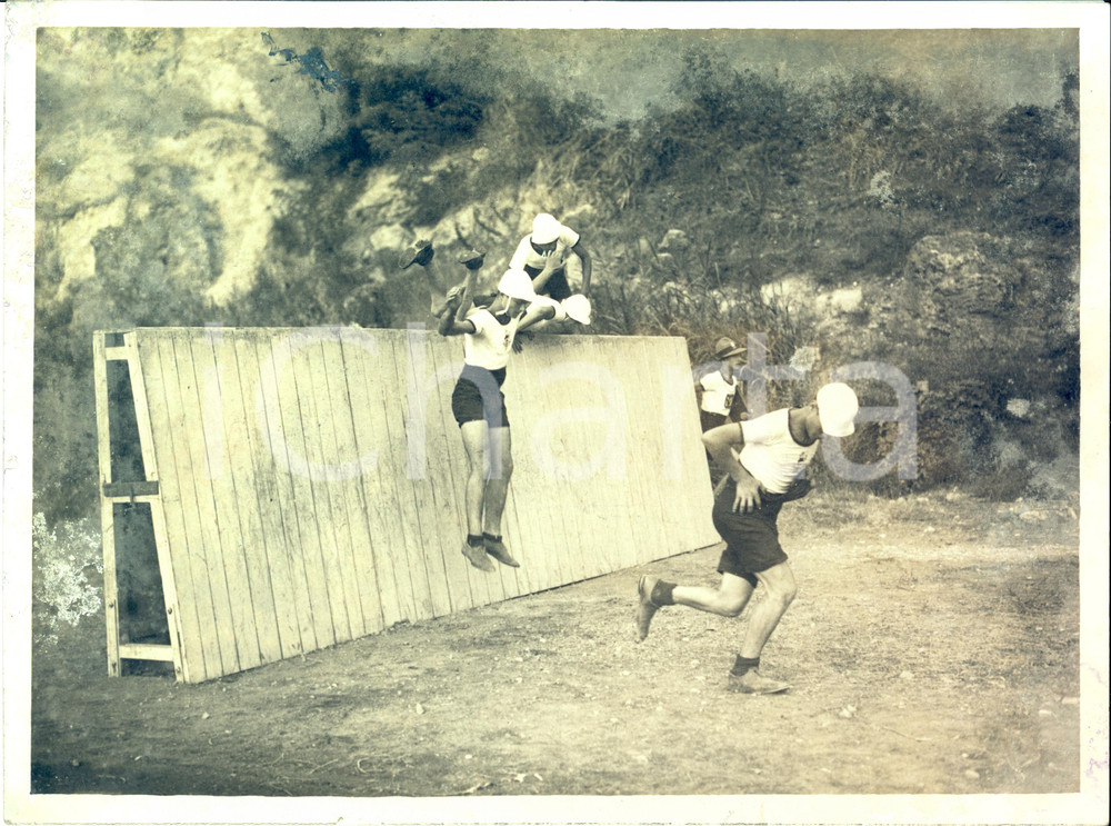 Fotografia d epoca originale 1935 ca MILANO ? Esercizi corsa ostacoli AVANGUARDISTI Foto DANNEGGIATA 1