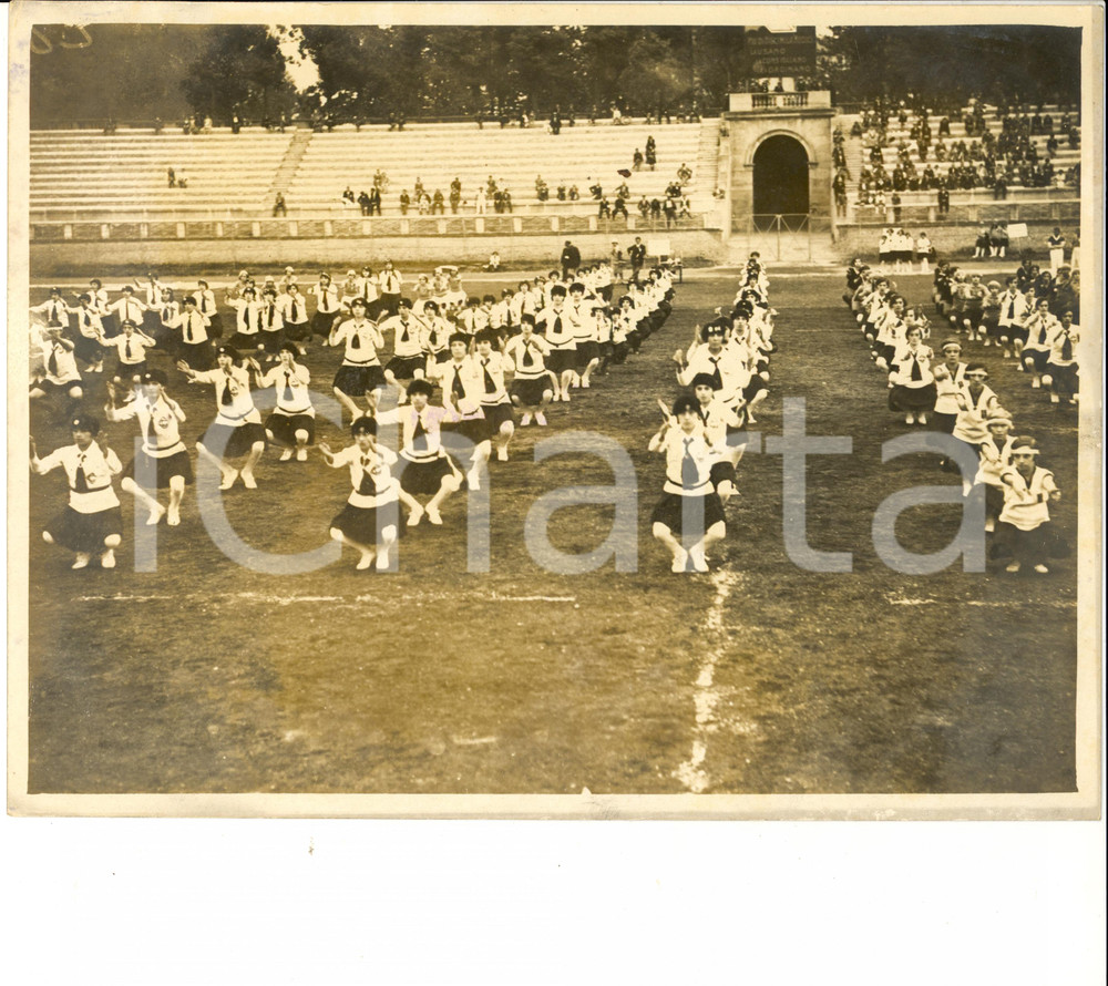 Fotografia d epoca originale 1935 ca MILANO Saggio di ginnastica femminile all ARENA CIVICA Fotografia 1