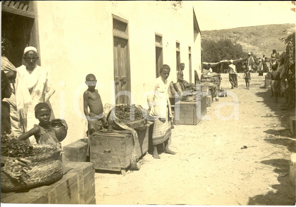Fotografia d epoca originale 1935 circa SOMALIA Veduta di un suk affollato Fotografia DANNEGGIATA 1