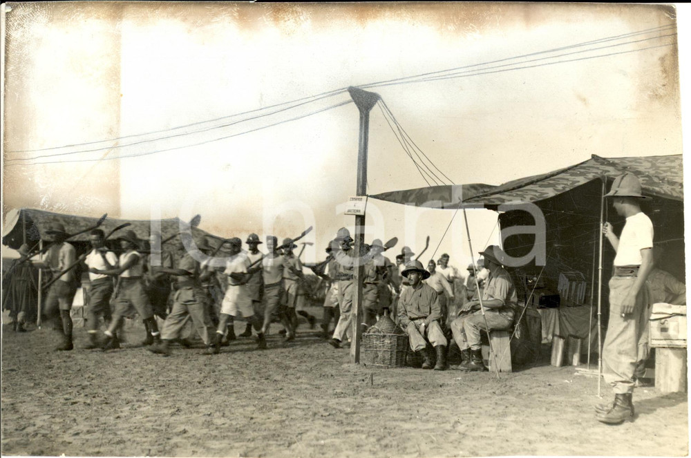 Fotografia d epoca originale 1935 MOGADISCIO SOMALIA Fanti Divisione PELORITANA in marcia Foto 1