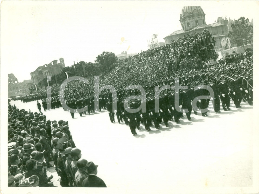 Fotografia d epoca originale 1940 ca ROMA FORI IMPERIALI Parata avieri per anniversario AERONAUTICA Foto 1