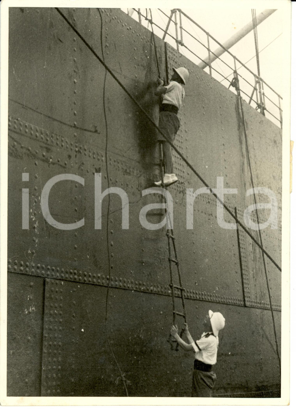 Fotografia d epoca originale 1938 AOI MASSAUA Milizia portuaria ispeziona nave petrolifera Foto 13x18 cm 1