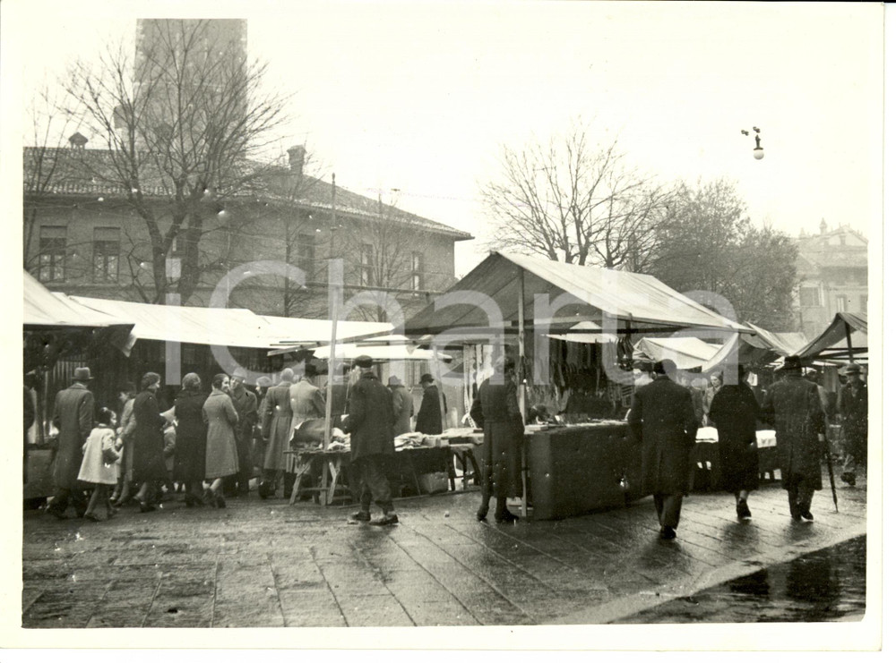 Fotografia d epoca originale 1941 MILANO SANT AMBROGIO Fiera OH BEJ OH BEJ  Folla tra le bancarelle Foto 1