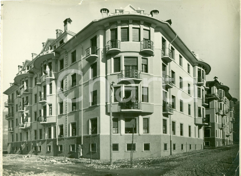 Fotografia d epoca originale 1935 ca VALDAGNO VI Nuove case per impiegati ANIMATA Fotografia DANNEGGIATA 1