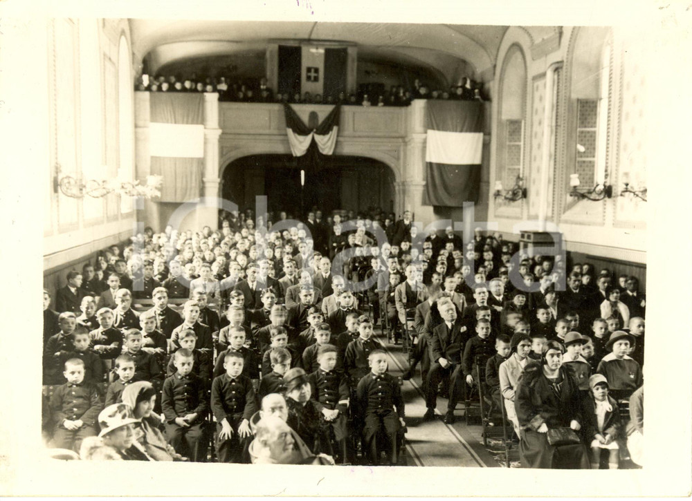 Fotografia d epoca originale 1931 MILANO Orfani MARTINITT attendono consegna medaglia CAMPO DUX Fotografia 1