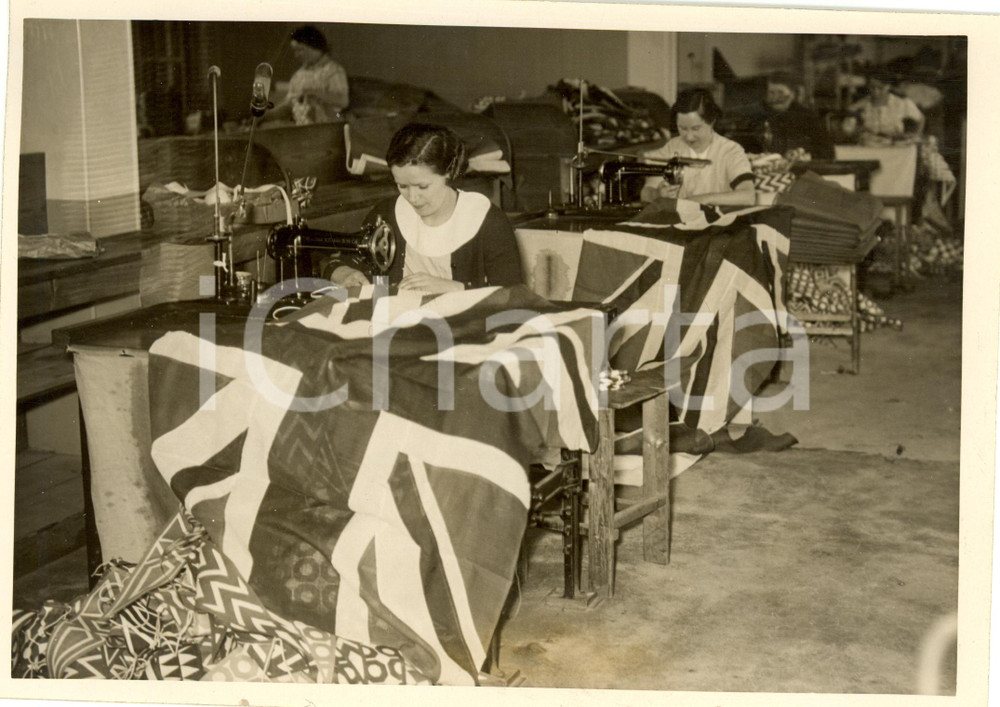 Fotografia d epoca originale 1938 PARIS Cucitrici preparano bandiere UNION JACK per visita reali Fotografia 1