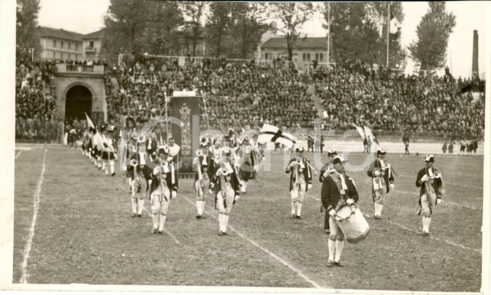 Fotografia d epoca originale 1934 MILANO LITTORIALI Carosello universitario in costume all arena GOLIARDIA 1